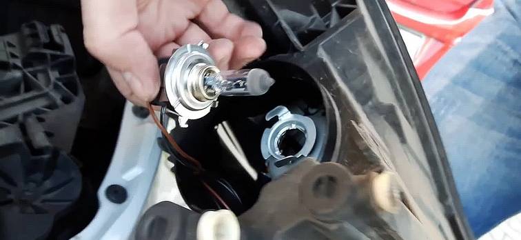 Замена лампочки ближнего света на Skoda Octavia Замена лампочки ближнего света на Skoda Octavia